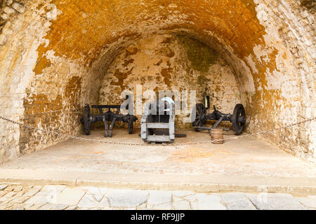 Il cortile della Cittadella con il vecchio cannone. Foto Stock