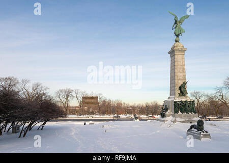 Montreal, Canada - 22 Gennaio 2019: George-Etienne Cartier Angel statua d'inverno. Foto Stock