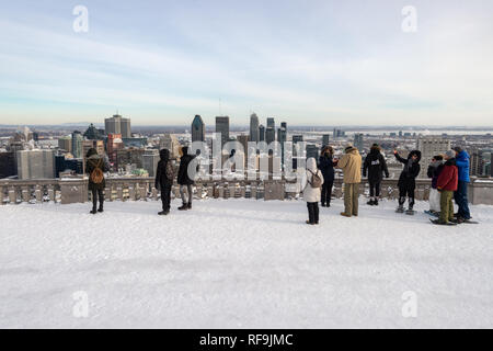 Montreal, Canada - 22 Gennaio 2019: turisti guardando lo skyline di Montreal dal belvedere Kondiaronk. Foto Stock