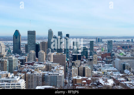 Montreal, Canada - 22 Gennaio 2019: Skyline di Montreal dal belvedere Kondiaronk d'inverno. Foto Stock