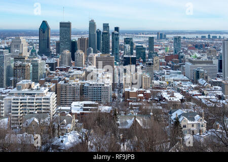 Montreal, Canada - 22 Gennaio 2019: Skyline di Montreal dal belvedere Kondiaronk d'inverno. Foto Stock