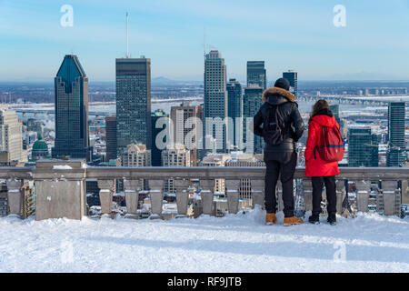 Montreal, Canada - 22 Gennaio 2019: giovane guardando lo skyline di Montreal dal belvedere Kondiaronk. Foto Stock