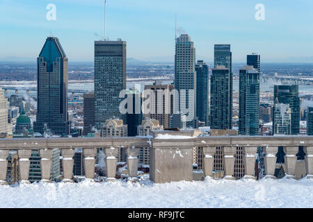 Montreal, Canada - 22 Gennaio 2019: Skyline di Montreal dal belvedere Kondiaronk d'inverno. Foto Stock