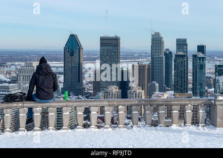 Montreal, Canada - 22 Gennaio 2019: un uomo guarda lo skyline di Montreal dal belvedere Kondiaronk. Foto Stock