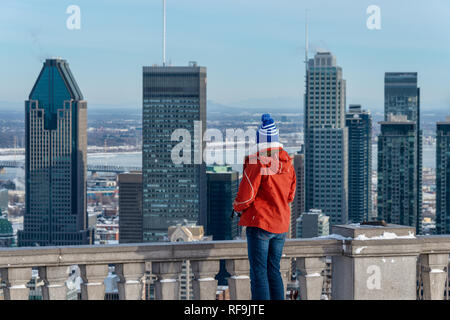 Montreal, Canada - 22 Gennaio 2019: Donna guardando lo skyline di Montreal dal belvedere Kondiaronk. Foto Stock