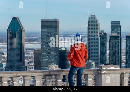 Montreal, Canada - 22 Gennaio 2019: Donna guardando lo skyline di Montreal dal belvedere Kondiaronk. Foto Stock
