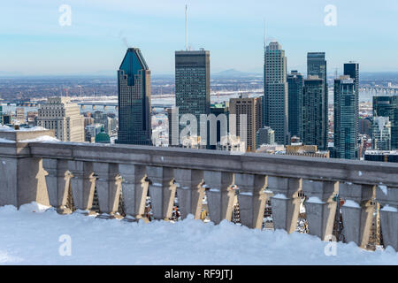 Montreal, Canada - 22 Gennaio 2019: Skyline di Montreal dal belvedere Kondiaronk d'inverno. Foto Stock