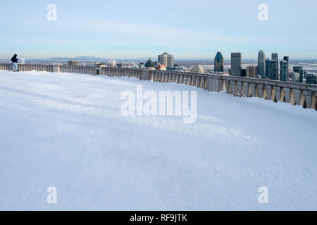 Montreal, Canada - 22 Gennaio 2019: Skyline di Montreal dal belvedere Kondiaronk d'inverno. Foto Stock