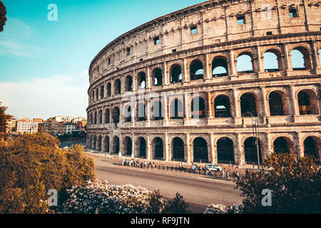 L antico Colosseo a Roma al tramonto Foto Stock