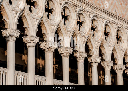 Archtiecture gotica a Venezia. Un campione dal Palazzo Ducale porticato medioevale con il suo trifoglio caratteristici archi in pietra e quatrefoil windows Foto Stock