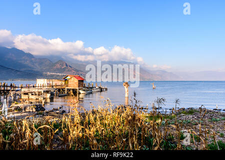 San Juan la Laguna, lago Atitlan, Guatemala - Dicembre 31, 2018: nel tardo pomeriggio la luce della sera della Vigilia di Capodanno in riva al lago di San Juan la Laguna Foto Stock