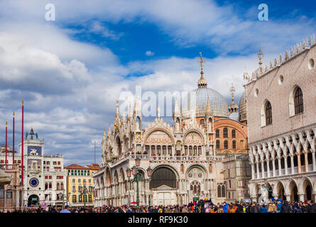 Basilica di San Marco e piazza piena di persone durante il Carnevale di Venezia Foto Stock