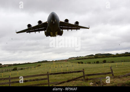 Una C17 Globemaster in atterraggio a RAF Brize Norton (08/09/2011). Foto Stock