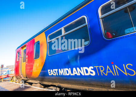 East Midlands treni treni pendolari fermo presso la piattaforma con luce rossa di stop. Foto Stock
