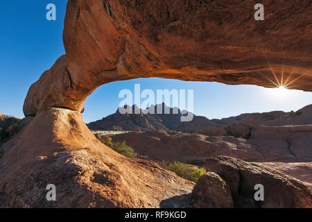 Arco di roccia a Spitzkoppe, Namibia, Africa Foto Stock