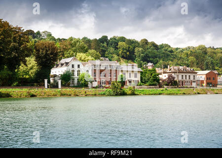 Case in Dinant, vista dal fiume Mosa in Belgio. Foto Stock