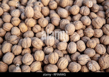 Noci con e senza i serbatoi di riempimento (foto). Sfondo di le noci fresche. Foto Stock