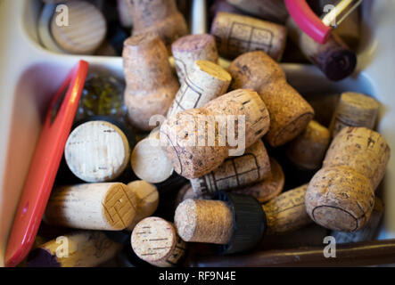 Vari tappi vino vecchio e nuovo Foto Stock