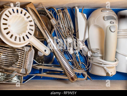 Vari utensili da cucina in una vera e propria vita home Foto Stock