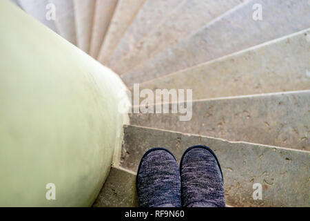 Punto di vista personale in piedi in una rampa di scale Foto Stock