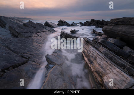 Tramonto da Bidart's beach accanto a Biarritz al nord del Paese Basco. Foto Stock