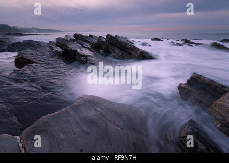 Tramonto da Bidart's beach accanto a Biarritz al nord del Paese Basco. Foto Stock