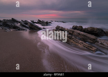 Tramonto da Bidart's beach accanto a Biarritz al nord del Paese Basco. Foto Stock