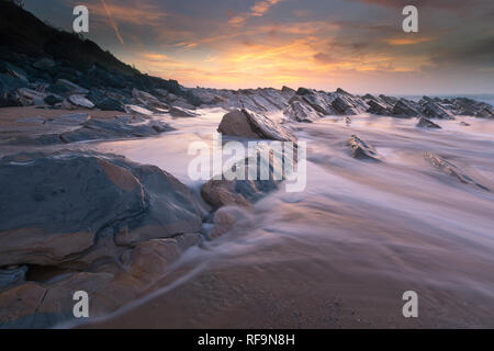 Tramonto da Bidart's beach accanto a Biarritz al nord del Paese Basco. Foto Stock