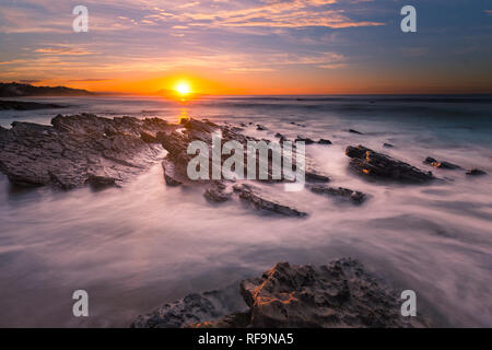 Tramonto da Bidart's beach accanto a Biarritz al nord del Paese Basco. Foto Stock