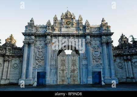 Il gateway storica di Palazzo Dolmabahce ad Istanbul. Turchia Foto Stock