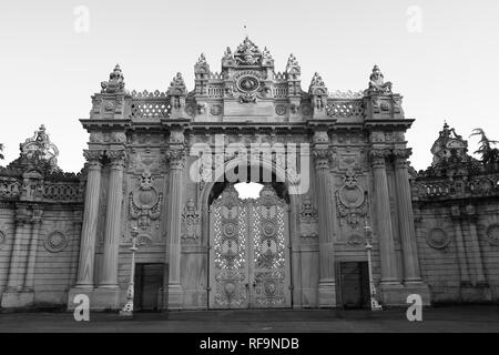 Il gateway storica di Palazzo Dolmabahce ad Istanbul. Turchia Foto Stock