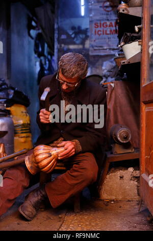 Gaziantep, Turchia - la tradizionale tecnica di rame Workshop in cui stoviglie a mano o ornamentali articoli di rame sono state ampiamente prodotte, esistono ancora. Foto Stock