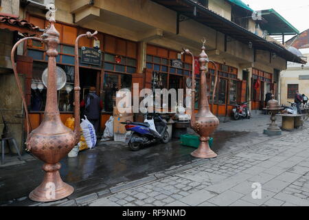 Gaziantep, Turchia - la tradizionale tecnica di rame Workshop in cui stoviglie a mano o ornamentali articoli di rame sono state ampiamente prodotte, esistono ancora. Foto Stock