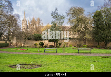 Vescovi Road Gardens, Peterborough, Cambridgeshire, Inghilterra, con Peterborough Cathedral in background Foto Stock