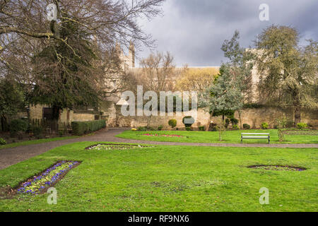 Vescovi Road Gardens, Peterborough, Cambridgeshire, Inghilterra, con Peterborough Cathedral in background Foto Stock