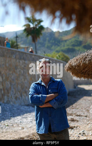 Pere Tantinia cofondatore di la Fura dels Baus famosa compagnia teatrale posa in spiaggia Soller a Maiorca Foto Stock