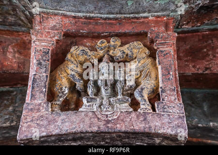 Belavadi, Karnataka, India - 2 Novembre 2013: Veera Narayana Tempio. Classic Devi Lakshmi composizione scultura con due elefanti sotto la doccia la sua whil Foto Stock