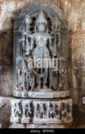 Belavadi, Karnataka, India - 2 Novembre 2013: Veera Narayana Tempio. Primo piano della blue-pietra nera Vishnu statua all'interno della hall di entrata al santuario Foto Stock