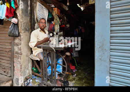 CALCUTTA, West Bengal India - 21 dicembre 2018: la sartoria su strade affollate di Calcutta nel Bengala Occidentale Foto Stock