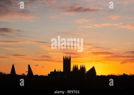 Vivido arancione tramonto su La Cattedrale di Canterbury e Marlowe Theatre, 12 dicembre 2018. A Canterbury Kent, Regno Unito. Foto Stock