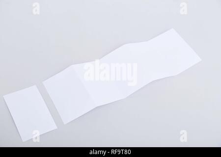 Foto di bianco business card. Isolato su uno sfondo bianco. Foto Stock