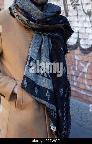 Milano, Italia - 14 gennaio 2019: l'uomo con rivestimento di colore beige e grandi, grigio sciarpa prima di Fendi fashion show, la Settimana della Moda Milanese street style Foto Stock