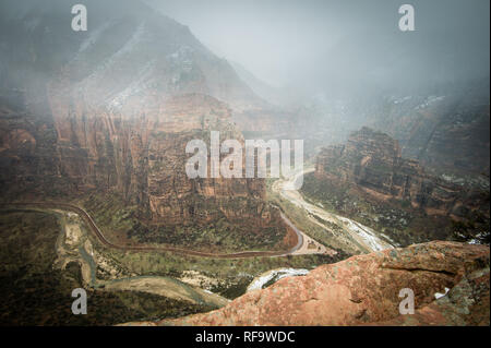 Angel's Landing sentiero escursionistico in Zion Canyon Zion National Park nello Utah, offre viste mozzafiato, e in inverno è meno affollata di estate Foto Stock