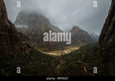 Angel's Landing sentiero escursionistico in Zion Canyon Zion National Park nello Utah, offre viste mozzafiato, e in inverno è meno affollata di estate Foto Stock