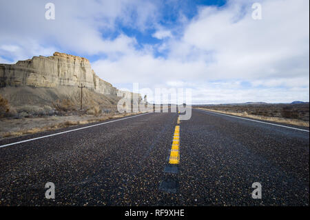 Southern Utah è scarsamente popolata e la rangelands lungo l'autostrada fornire per paesaggi mozzafiato. Foto Stock