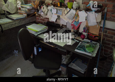 Una foto del posto di lavoro di un molto occupati insegnante di scienze. Foto Stock