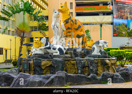 Statua di gatti amanti del gatto città Kuching, Borneo Malese. Foto Stock