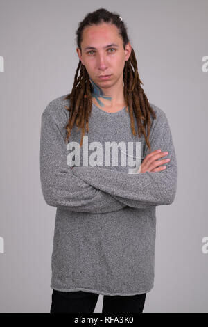 Ritratto di giovane uomo bello con dreadlocks bracci di attraversamento Foto Stock
