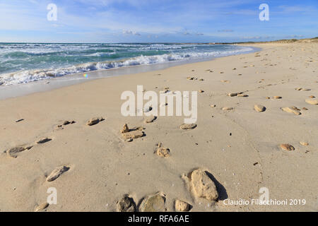 Onda sulla riva sabbiosa spiaggia, seascape mare mediterraneo pulita Es Trenc Mallorca Spagna Spain Foto Stock