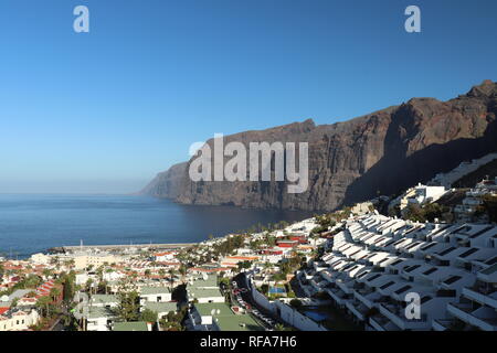 Los Gigantes resort città sull'isola di Tenerife nelle isole Canarie Foto Stock